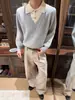 Suéter gris oscuro de imitación dos piezas con cuello en V, unisex, otoño/invierno, estilo casual y relajado, capa base de punto, top interior con cuello