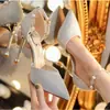 Elegantes Saltos Agulha com Design de Deusa, Estilo de Nicho para Mulheres, Novos Saltos Altos Cor Champanhe 2025 com Uma Tira Única