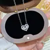 Colar de coração de zircônia de luxo leve coreano e japonês para mulheres, pingente em forma de coração geométrico super brilhante, corrente delicada para clavícula com design de nicho doce e requintado
