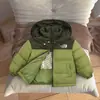Roupas de Inverno Novas Fora de Temporada para Crianças, Jaquetas de Lã Grossas de Inverno com Capuz Curto para Meninos e Meninas Atacado