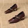 Zapatos de tacón grueso con corte bajo para comercio exterior transfronterizo, nuevo estilo primavera y otoño, zapatos pequeños de cuero slip-on con cadena metálica, tacón medio, versátiles