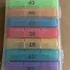 Caja de Pastillas Portátil Amazon 21 Compartimentos Color Arcoíris Semanal Conveniente Caja de Almacenamiento de Medicamentos Organizador de Viaje Caja de Pastillas