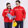 Ropa de trabajo de mezcla de poliéster y algodón de invierno con cintas reflectantes, chaqueta de algodón de longitud media, adecuada para talleres y fábricas, ropa protectora duradera y resistente al desgaste.