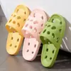 Pantuflas de baño de verano para mujer, pantuflas antideslizantes para baño, pantuflas ligeras huecas antideslizantes para interior del hogar para hombre