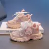 Tênis infantis para primavera e outono de 2026, novos sapatos infantis de primavera e outono com solas macias, tênis estilo "dad shoes" para crianças maiores, sapatos casuais para bebês meninas