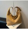 Bolsa Grande Retrô para Deslocamento de Grande Capacidade para Mulheres 2025 Nova Bolsa de Ombro Único Axilar Bolsa Tote de Padrão Tecido de Alta Qualidade para Mulheres