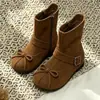 Botas Femininas Curtas Fashion com Laço Estilo Retrô Botas Femininas 2026 Outono/Inverno Versão Coreana Bico Dividido Aumento Oculto de Altura Botas Martin Café