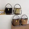 Bolso de mano de moda 2024 Invierno nuevo bolso tipo cubo retro bolso de hombro simple bolso cruzado simple de moda para mujer
