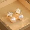 Francés Elegante Elegante Combinable Fritillaria Flor de Cuatro Hojas Aretes de Perlas Simples Pequeños Aretes Delicados Aretes con Sentido del Diseño
