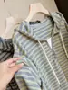 Camiseta de manga larga a rayas con capucha de dos piezas falsas para mujer, nueva moda de otoño casual, sudadera con capucha adelgazante que reduce la edad
