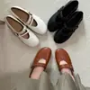 Zapatos Mary Jane de cuero suave versión 2026 verano nuevo hebilla vintage para mujer, planos cómodos y elegantes versátiles zapatos pequeños de cuero