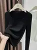 Blusa de Lã Base Temperamento Marrom para Mulheres Outono/Inverno 2026 Esquema de Cores Mesclado Corte Justo Gola Baixa Blusa Interna Toque de Alto Padrão