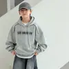 Sudadera con capucha para niño Primavera y Otoño 2026 Nueva Corte Holgado Hombro Caído Estampado de Letras Top Elegante de Moda para Niños Mayores