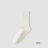 Meias Femininas de Cano Médio Cor Sólida Primavera Outono Inverno Meias de Cano Médio Versáteis Ins Modernas Esportivas Resistentes a Odores Absorventes de Suor Meias de Cano Médio