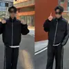 Outono 2026 Conjunto de Duas Peças com Capuz e Zíper Três Listras Masculino e Feminino Luxo Leve Estilo de Rua Conjunto Casual de Moda