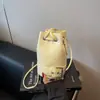 Bolso tipo cubo moderno y versátil para mujer 2025 Nuevo elegante y único Bolso de hombro cruzado Bolso pequeño de verano