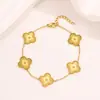 Pulsera de trébol de cuatro hojas sensación de alta gama pulsera de cinco pétalos para niñas acero de titanio pulsera resistente al descoloramiento joyería de mano de nicho de lujo ligero