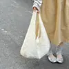Bolsa de Ombro Única em Lona com Flor Vazada Feminina Grande Capacidade para o Trabalho Estilo Literário Versátil Bolsa Tote Verão 2026
