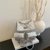 Mochila transfronteiriça com blocos de cor e padrão de diamante com corrente, mochila de luxo leve estilo Chanel, versão coreana, design de nicho, mochila escolar versátil
