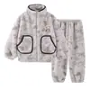 Pijama infantil de coral fleece, cálido, con cuello alto, diseño de apertura frontal, adecuado para niños, disponible en tallas mediana y grande, corte holgado y elegante para estar en casa, procedente de una tienda física