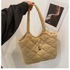 Chaqueta acolchada de algodón, bolso de mujer, novedad de 2024, bolso de mano de gran capacidad, bolso de mano estilo coreano rómbico para otoño e invierno, bolso de hombro ligero y sencillo.