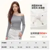 Camiseta feminina de outono e inverno com ombros à mostra e mangas compridas, estilo coreano, top sexy e justo, peça básica versátil e estilosa