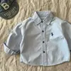 Jaqueta Camisa Nova Infantil Outono/Inverno 2026 para Meninos e Meninas, Top Casual Versátil Bordado para Bebês, Fashionável e Estiloso