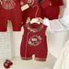 Macacão de bebê estilo chinês, conjunto de peça única vermelho para bebês de verão, design bordado de dança do leão, macacão sem mangas abotoado