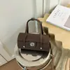 Shuai Mijia 2026 Nova Bolsa Baguete de Ombro para Outono Antecipado Bolsa Quadrada Pequena Bolsa de Ombro Único Cor Sólida Retro Bolsa Transversal de Luxo Leve para Mulheres