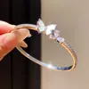 Pulsera Mariposa Flor Chapada en Oro Real de 18k Zirconio Placa Moda Versátil Personalizable Joyería de Mano con Temperamento de Lujo Ligero