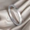 Amazon explosiones transfronterizas anillo liso de acero inoxidable pulsera no se decolora por todo el cielo luz de estrella lujo alto sentido joyería de acero de titanio
