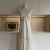 Vestido Largo de Satén Flotante con Tiras Finas y Parches de Encaje