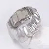 Pulsera Geométrica Plegada Ondulada de Aleación Galvanizada Brillante de Diseño de Lujo Ligero de Alta Gama para Mujer Transfronteriza Europea y Americana