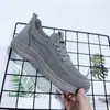 Comercio exterior al por mayor zapatos de tela transpirables elásticos de punto volador para deportes y ocio, estilo nuevo de primavera y otoño, estilo del viejo Pekín, para mediana edad y ancianos, cómodos y en stock