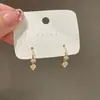 Brincos de Amor Dourados Estilo Coreano Luxo Leve Alto Padrão Pequenos Delicados Femininos Moda Mais Fácil de Combinar Brincos de Dama Joias
