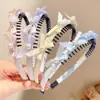 Diadema de Cuadros Morado Claro Estilo Suave con Tres Lazos Pequeños y Decoraciones de Perlas en el Lado, Creando un Ambiente Dulce y Femenino