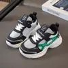 Zapatos deportivos para niños de primavera y otoño, antideslizantes, casuales, versátiles, zapatos de moda de suela plana, tenis de piel transpirables para niños