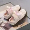 Zapatillas de entrenamiento estilo alemán para niñas, estilo coreano, nueva colección 2026, zapatillas de suela gruesa, bonito diseño bordado, zapatos blancos casuales para estudiantes de primaria, de moda