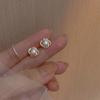 Pendientes de perlas de dos piezas de Corea del Sur para mujer, de alta gama, ligeros, de lujo, con diseño de nicho, joyería de moda que combina con todo.
