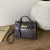 Bolsa Kelly Fashionable de Luxo Leve com Padrão de Pedra para Mulheres, Novo Modelo 2025, Bolsa Versátil de Ombro e Transversal de Alta Qualidade para o Dia a Dia