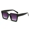 Nueva versión de las gafas de sol cuadradas retro de pierna ancha favoritas de los influencers con protección UV, a la moda y tendencia para fotografía callejera