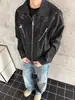 Jaqueta de couro desconstruída vintage de nicho, casaco curto de corte ajustado com bordado, coleção de primavera de 2026, caimento solto estilo americano, streetwear moderno para homens