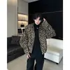 Jaqueta Masculina Estilo Americano High Street com Ombreira Estampa de Leopardo Moda Primavera e Outono Marca Solta Casual Jaqueta Curta Lavada com Zíper