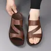 Sandálias Masculinas Novas Roupas de Exterior Dupla Finalidade Antiderrapantes Chinelos Modernos Casuais Sapatos de Praia Chinelos para Estudantes Jovens Que Parecem Pisar em Merda