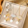 [Aço titânio] Colar de luxo leve com flor de íris, imitação de flor vermelha e azul, banhado a ouro, elegante e elegante, feminino