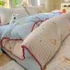 Juego de cuatro piezas de algodón 100% de grado A para maternidad e infancia, sábana de algodón puro con encaje de conchas fresco estilo ins, funda de edredón individual para dormitorio de estudiante