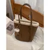Bolsa Grande Capacidade Transfronteiriça Bolsa de Mão Feminina Nova 2025 Bolsa de Pelúcia Simples Bolsa de Ombro Tipo Balde Dropshipping