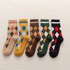 Otoño e Invierno nuevos calcetines calcetines de media caña para mujer estilo retro británico diamante gruesos cálidos algodón rizo calcetines mujer transfronterizos