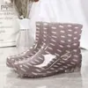 Botas de chuva de moda para quatro estações para mulheres, sapatos aquáticos curtos, galochas de cano baixo para senhoras, galochas para adultos, sapatos de borracha impermeáveis e antiderrapantes para cozinha