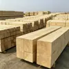 La madera de construcción es adecuada para el almacenamiento al aire libre en los sitios de construcción y se procesa a partir de materiales de madera maciza mediante aserrado.